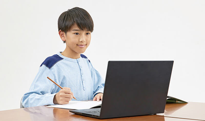 親と子供に寄り添い、メンタルをサポートするデジタルクローン